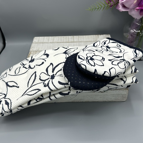 Nwt Kate spade kitchen towels and mini oven mitts set - Picture 6 of 7